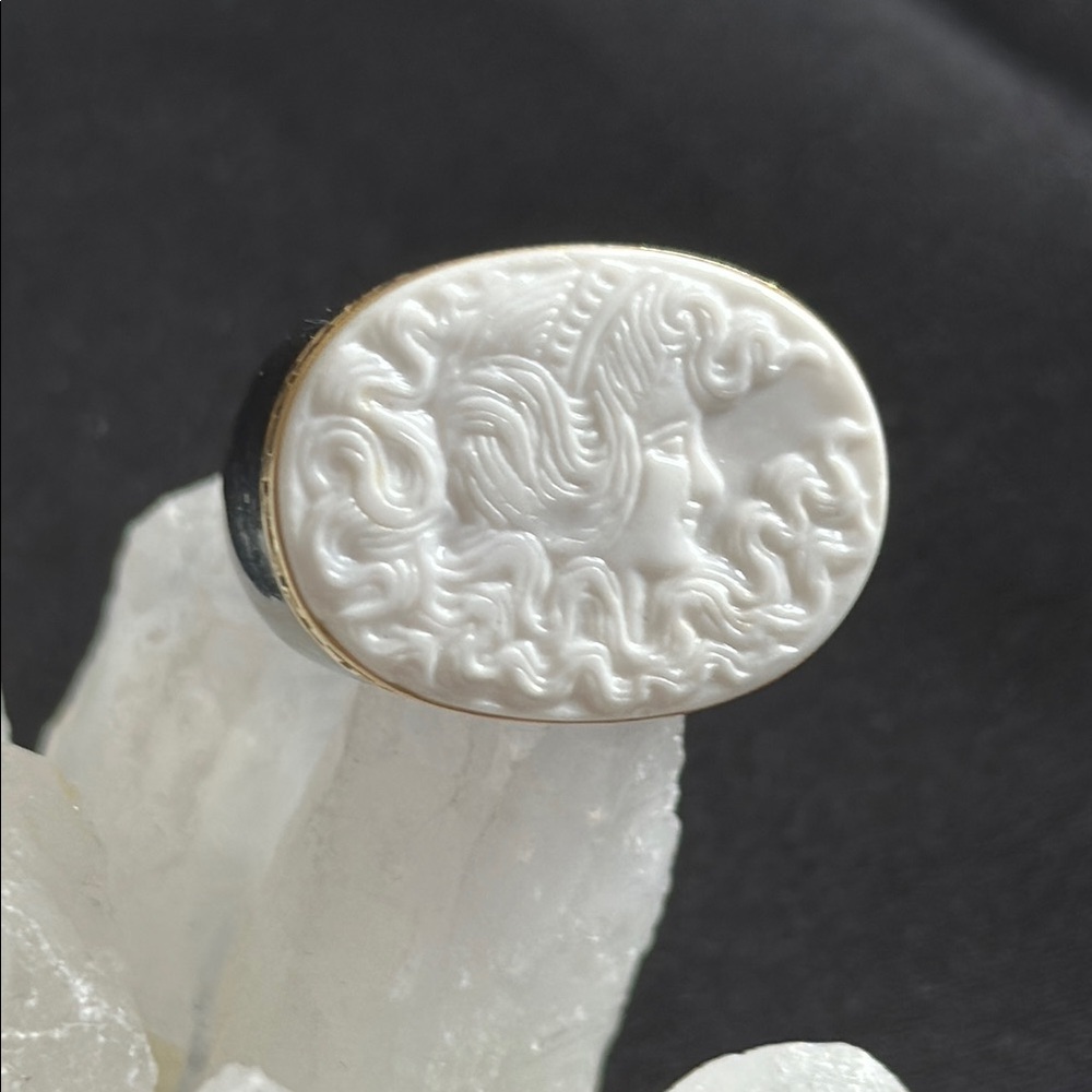 Jade & 14k EUC carved ring. Black jade band & white jade face w/ 14k setting